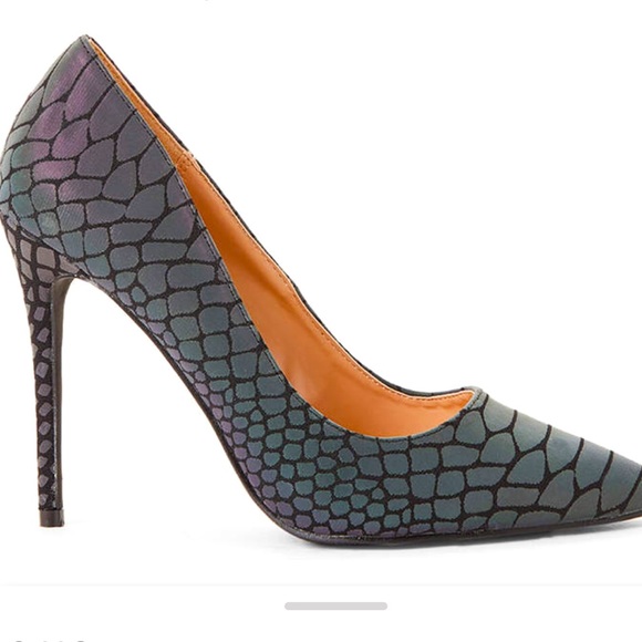 Shoes - Wild Diva black, reflective snake skin pumps. Size 10
